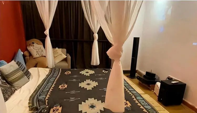 私人影院暗藏服务，大尺度被曝光，老板：亲嘴、摸胸都是学生妹-吃瓜网